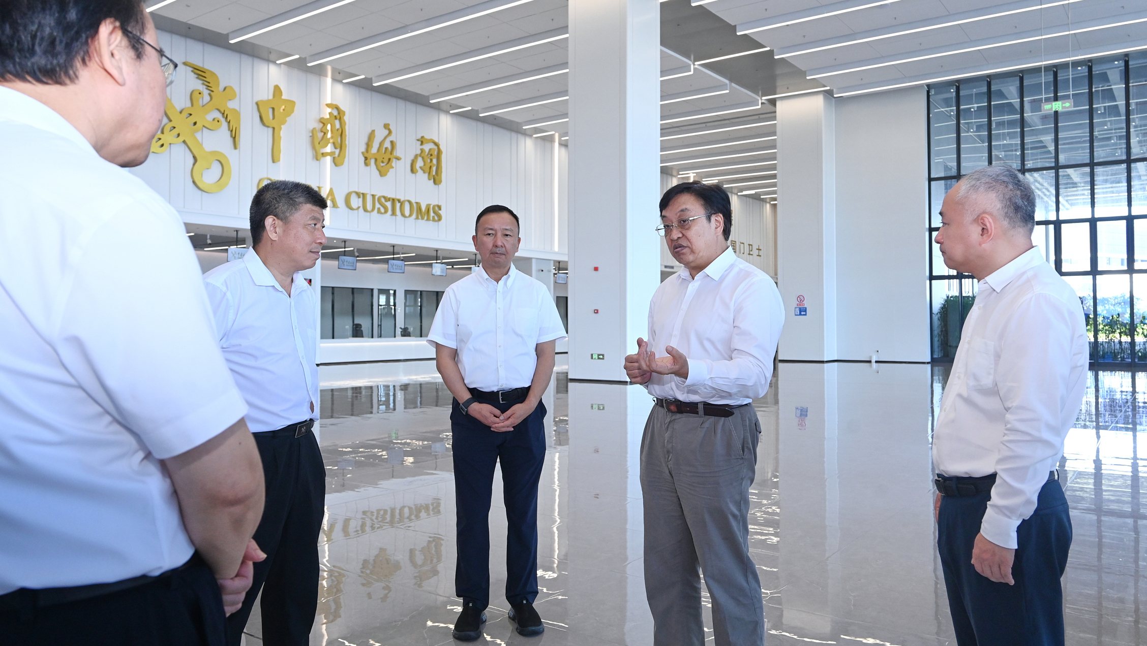 冯飞在海口调研自由贸易港压力测试情况