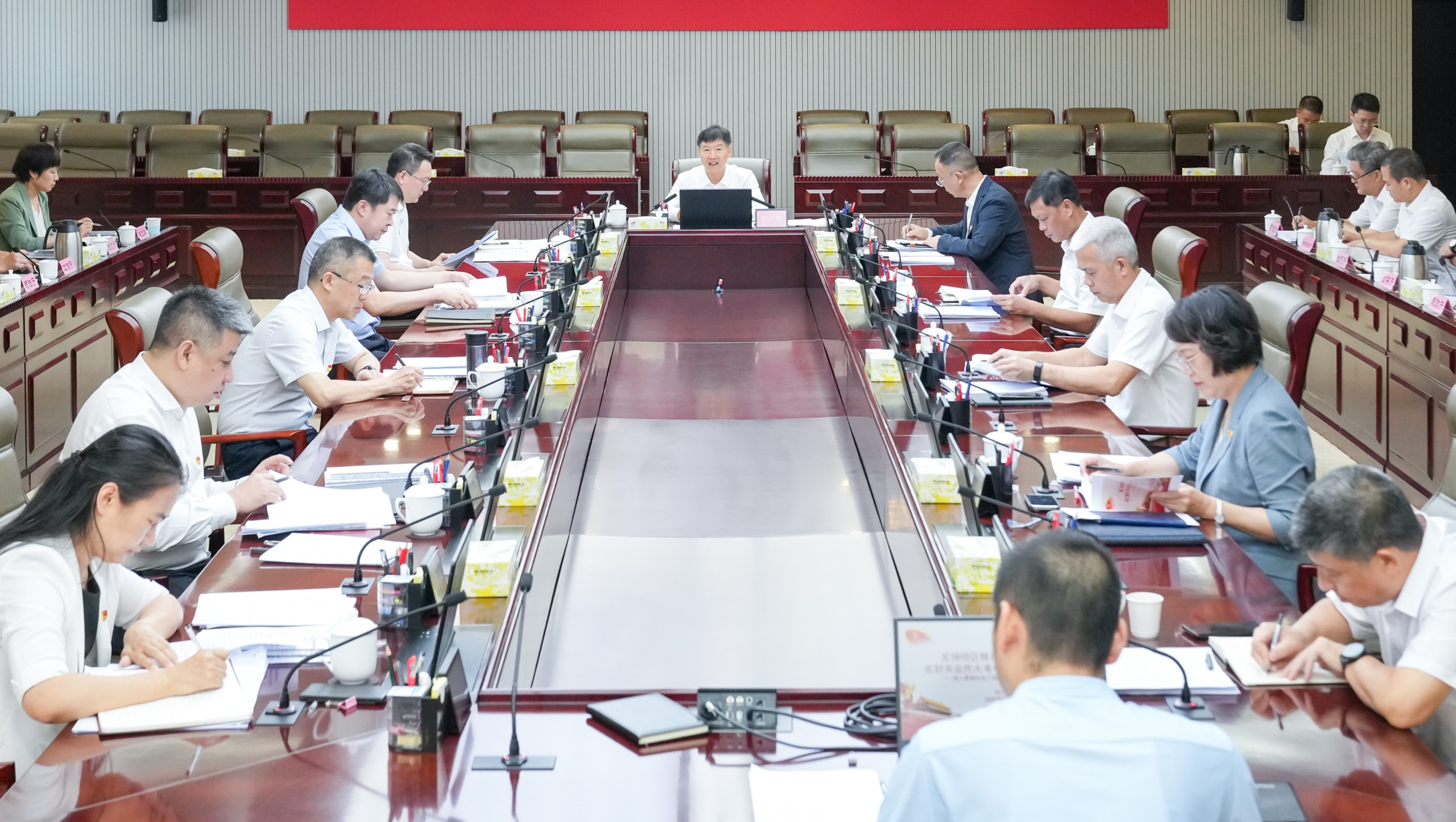 刘小明讲授深入贯彻中央八项规定精神学习教育专题党课并主持召开推进经济高质量发展暨全岛封关准备工作专班第29次领导小组会议